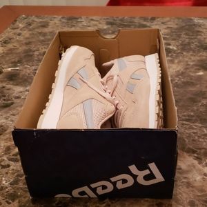 ✨ BRAND NEW REEBOK WOMEN SHOES ✨